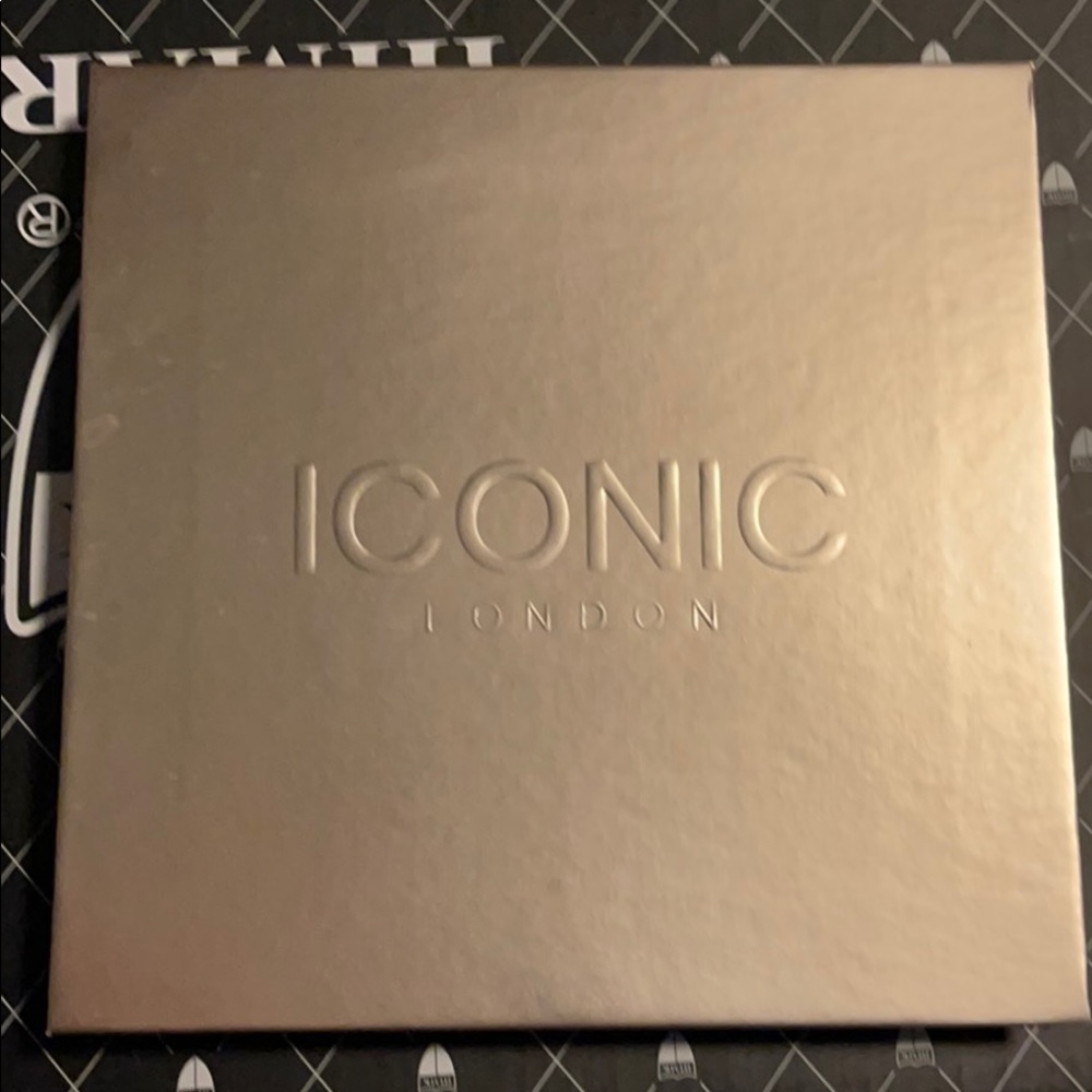 Iconic eyeshadow pallet